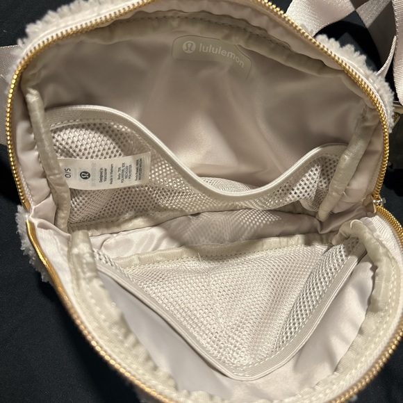 Cream Sherpa Fanny pack / cross body bag - LuluLemon - Picture 3 of 4